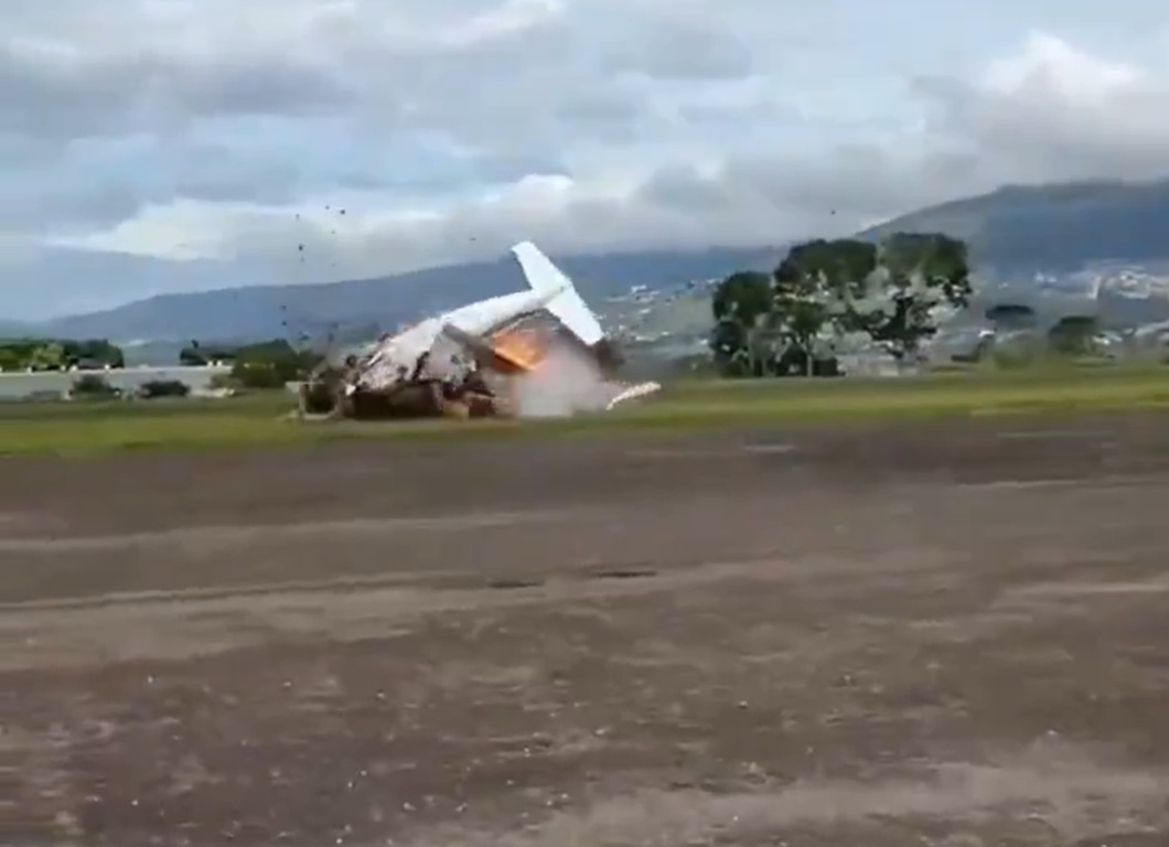 avião de pequeno porte explodindo em pista de pouso