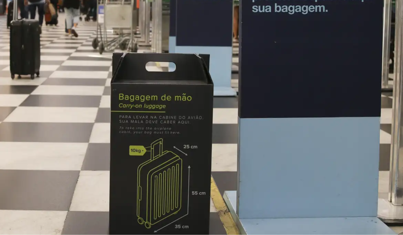 O Senado aprovou um projeto que pode fazer com que a bagagem de mão em voos volte a ser grátis no Brasil. Na imagem, vemos uma régua que mostra as dimensões máximas estabelecidas.