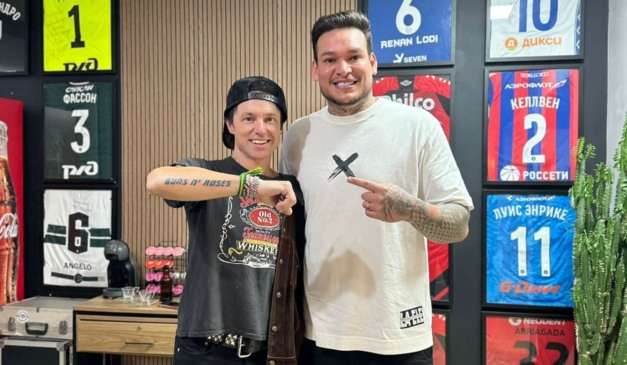 baterista do Guns n' Roses com o tatuador em Curitiba