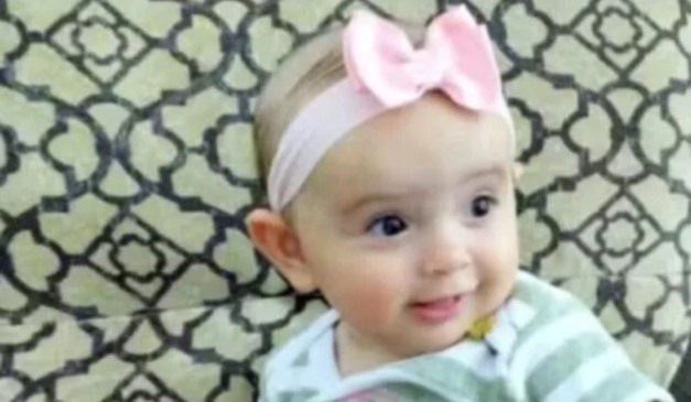 Bebê de um ano que morreu após se afogar em balde sorrindo com laço na cabeça