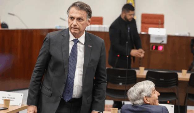 Bolsonaro solicita autorização a Moraes para comemorar aniversário de filha. Na imagem, vemos Jair Bolsonaro, um homem branco, de cabelo preto, utilizando um blazer cinza escurto, uma camisa branca e uma gravata roxa.