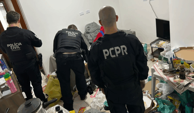 Polícia Civil do Paraná encontrou brinquedos em casa de suspeito de produzir pornografia infantil. Na imagem, vemos os agentes apreendendo objetos na casa do investigado.