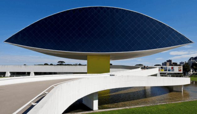 Museu Oscar Niemeyer em dia ensolarado, em Curitiba