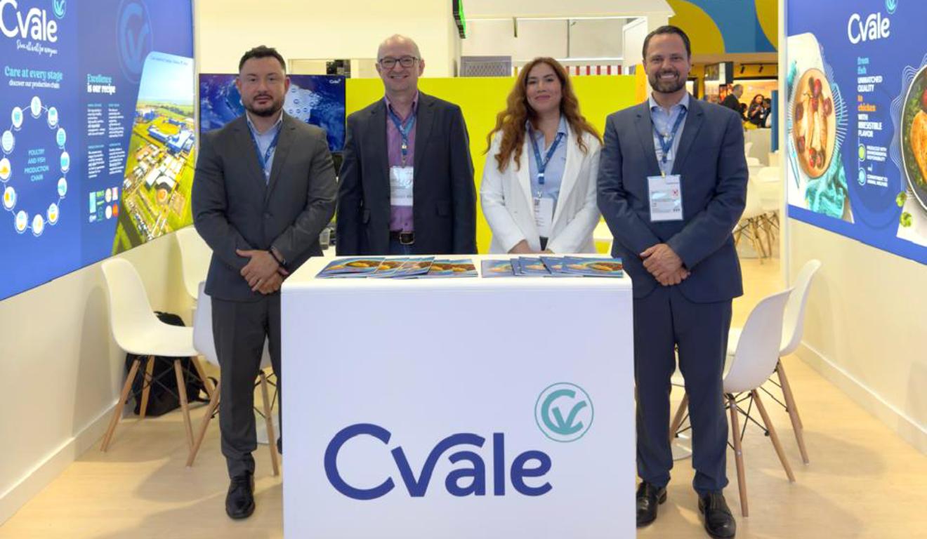 Tiago Souza, supervisor comercial de mercado externo; Reni Girardi, diretor industrial; Brunna Viegas, analista comercial; e Fernando Aguiar, gerente comercial da C.vale na anuga