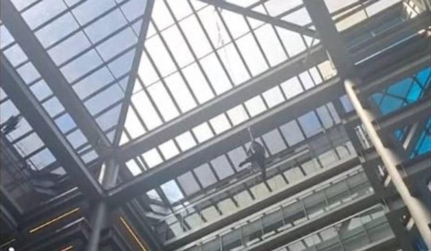 Trabalhador preso em corda.