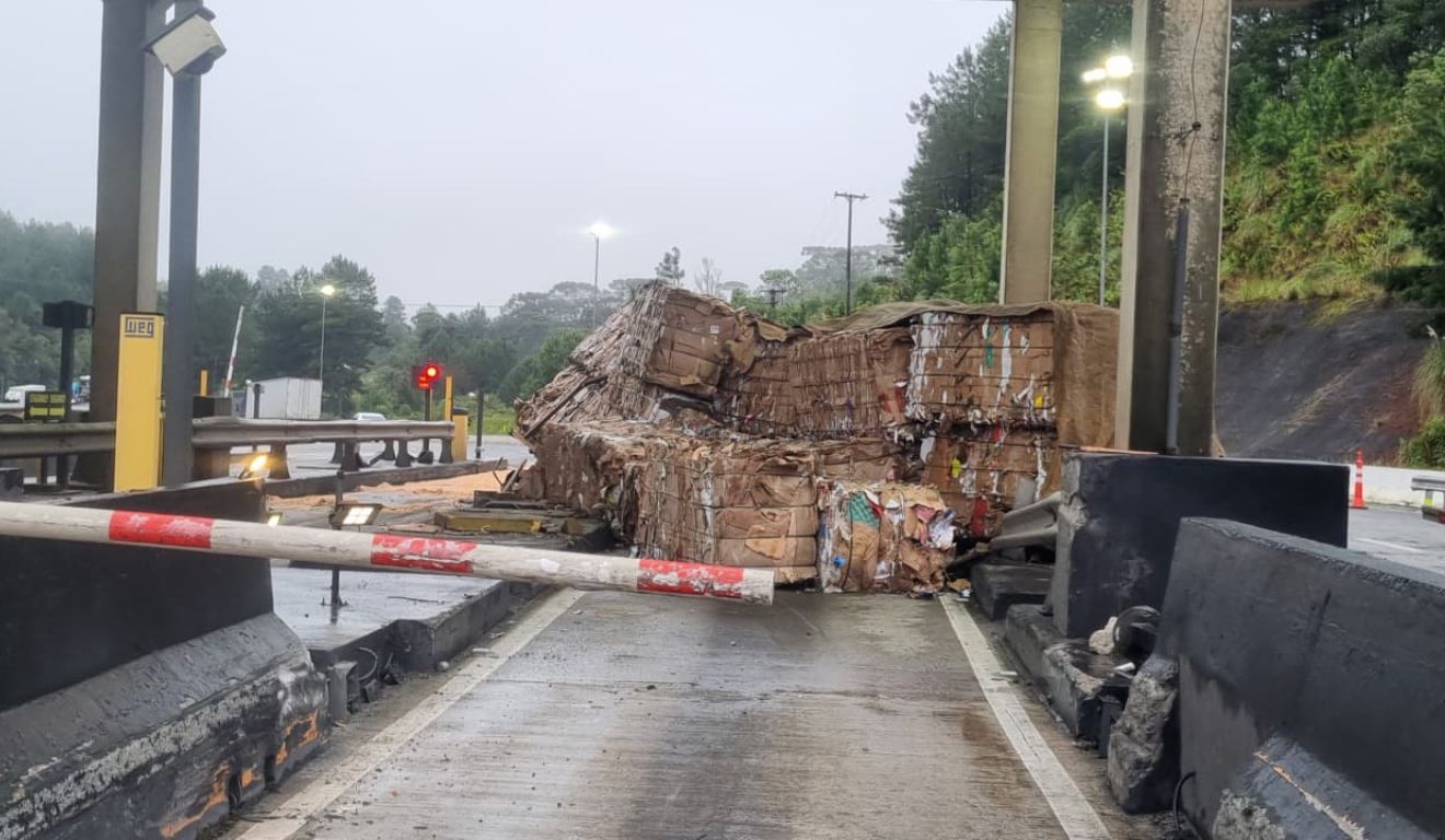 foto do caminhão que tombou na praça de pedágio