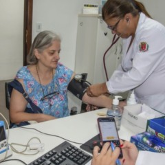Enfermeira aferindo a pressão de uma paciente em uma das unidades de pronta atendimento da Prefeitura de Curitiba