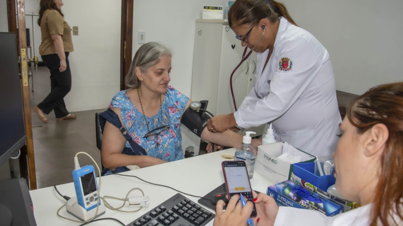 Enfermeira aferindo a pressão de uma paciente em uma das unidades de pronta atendimento da Prefeitura de Curitiba