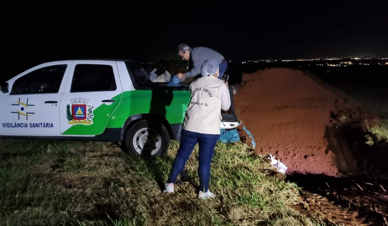 Momento em que carne sem procedência é descartada em Marilândia do Sul