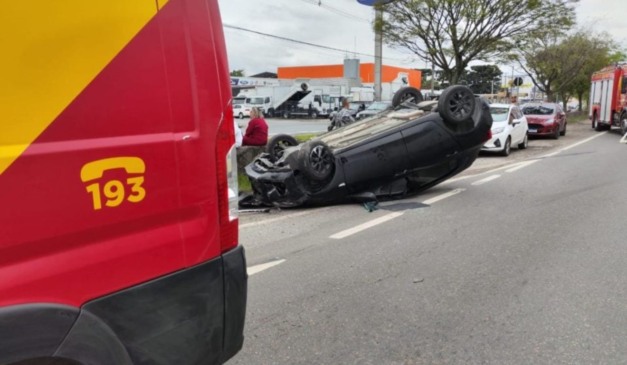 carro capota na linha verde