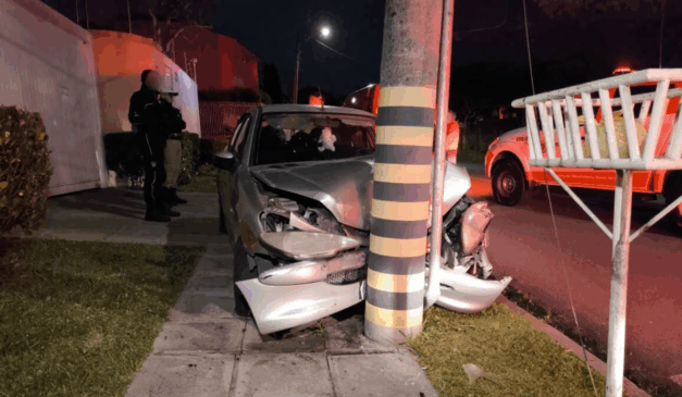 carro da família que bateu em poste em curitib