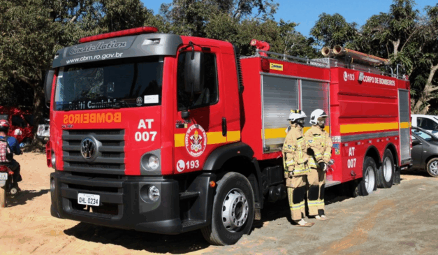 Casal atrasa aluguel e mata proprietária da casa. Na imagem, vemos um caminhão do corpo de bombeiros de Rondônia.