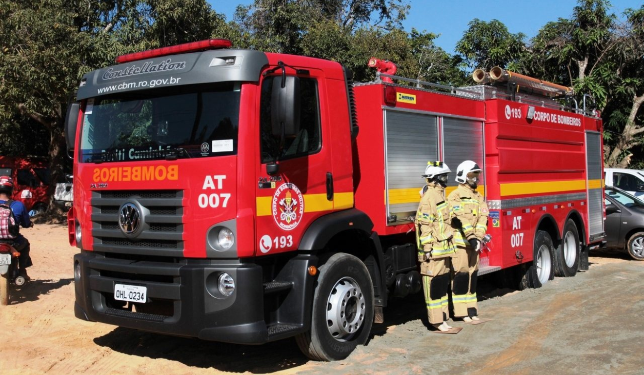Casal atrasa aluguel e mata proprietária da casa. Na imagem, vemos um caminhão do corpo de bombeiros de Rondônia.