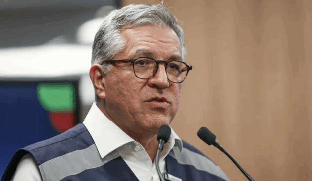 O ministro da saúde, Alexandre Padilha, atualizou os casos de metanol no Brasil. Na imagem, vemos Padilha em uma coletiva de imprensa. Ele é um homem branco de cabelos grisalhos e usa um óculos preto.