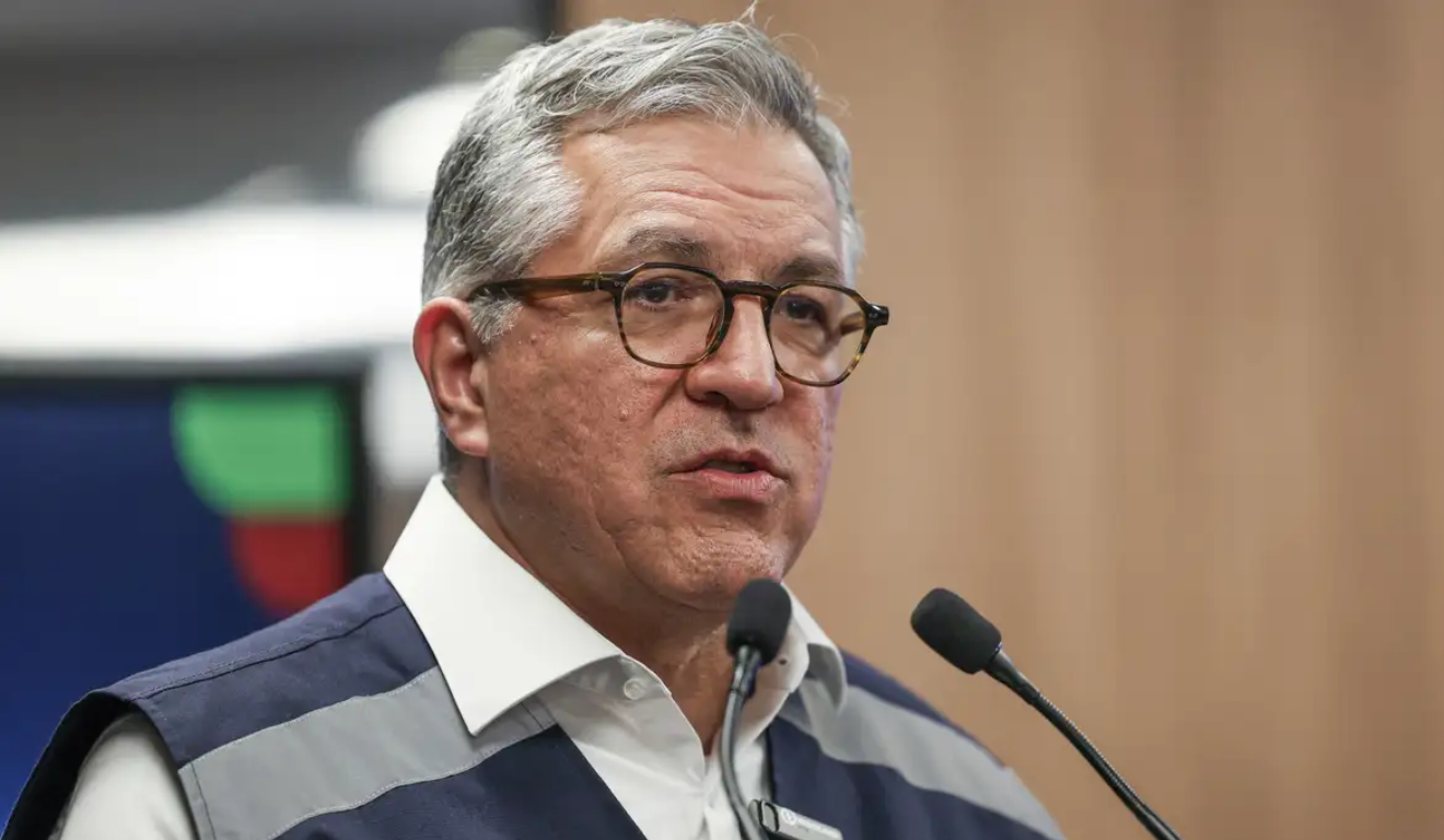 O ministro da saúde, Alexandre Padilha, atualizou os casos de metanol no Brasil. Na imagem, vemos Padilha em uma coletiva de imprensa. Ele é um homem branco de cabelos grisalhos e usa um óculos preto.