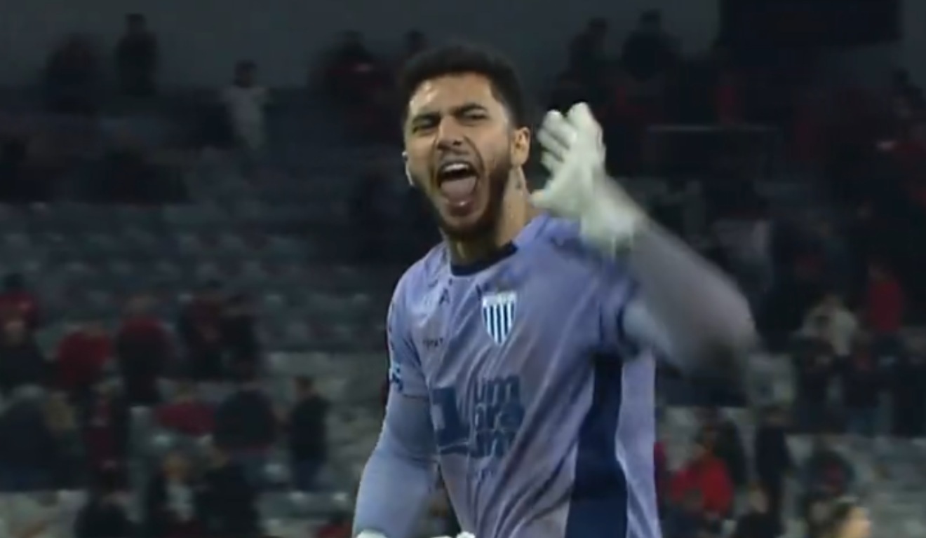 Momento que o goleiro César, do Avaí, provoca a torcida do Athletico.
