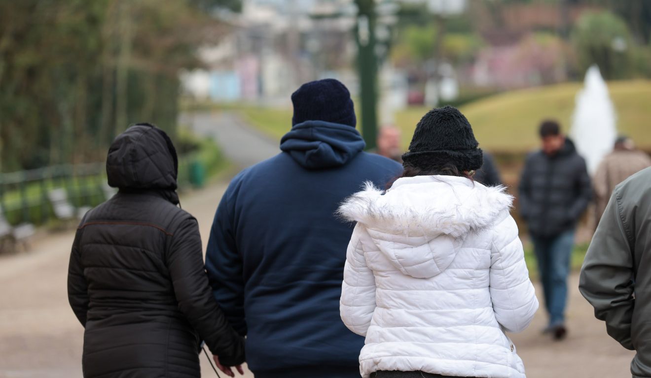 pessoas andando no frio para ilustrar as chuvas no paraná