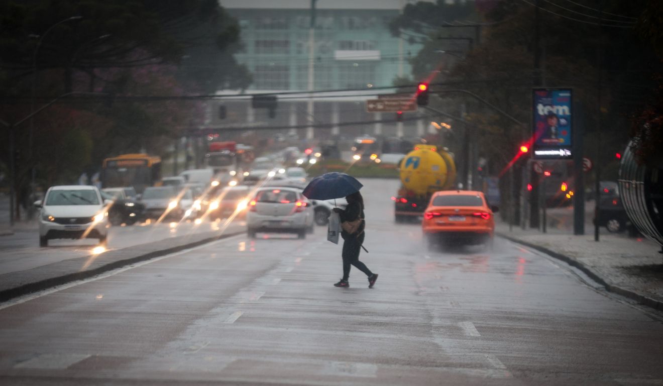 pessoa andando na chuva no paraná