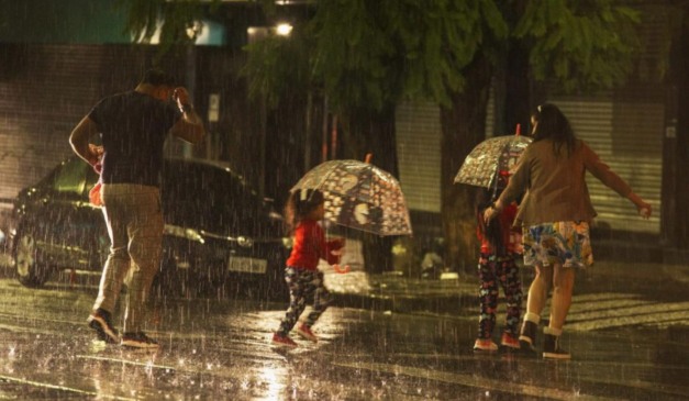pessoas correndo na chuva para ilustrar ciclone no Paraná