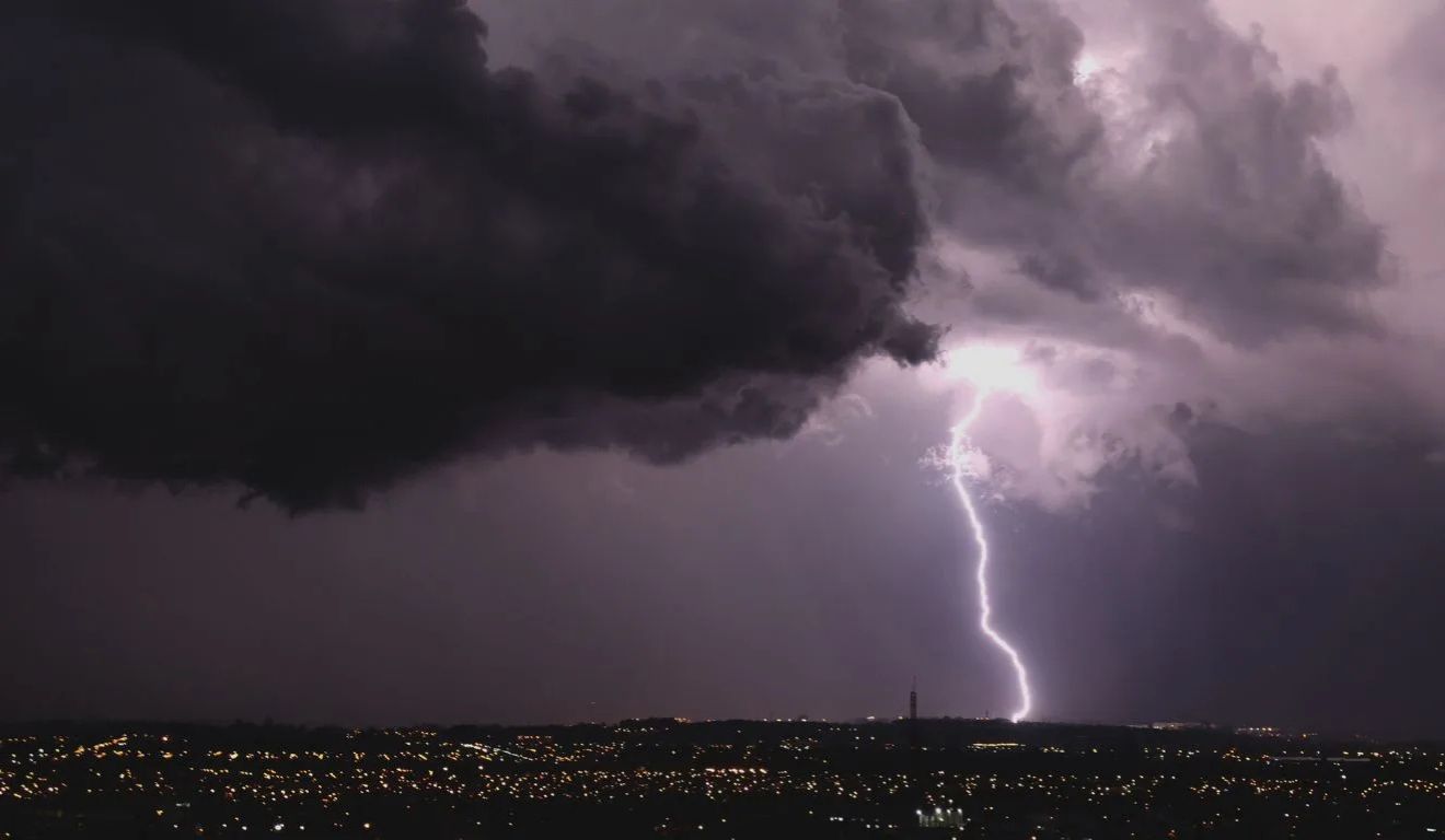 foto de um raio para ilustrar temporal por causa de ciclone no paraná