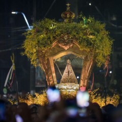 Imagem de Nossa Senhora de Nazaré em procissão em Belém