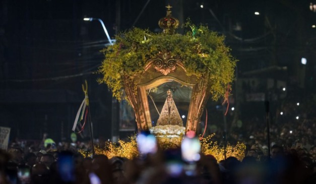 Imagem de Nossa Senhora de Nazaré em procissão em Belém