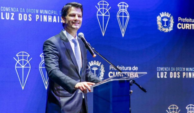 Prefeito Eduardo Pimentel durante cerimônia da Comenda da Ordem da Luz dos Pinhais