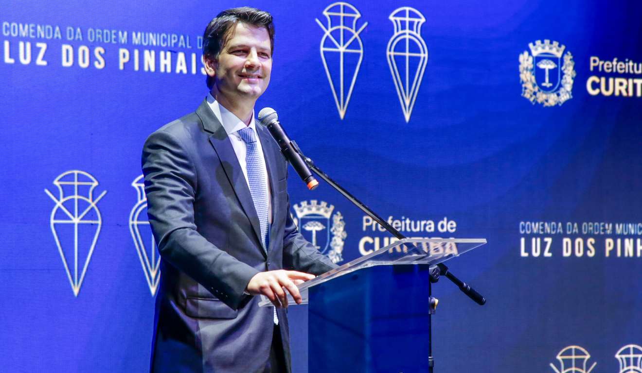 Prefeito Eduardo Pimentel durante cerimônia da Comenda da Ordem da Luz dos Pinhais