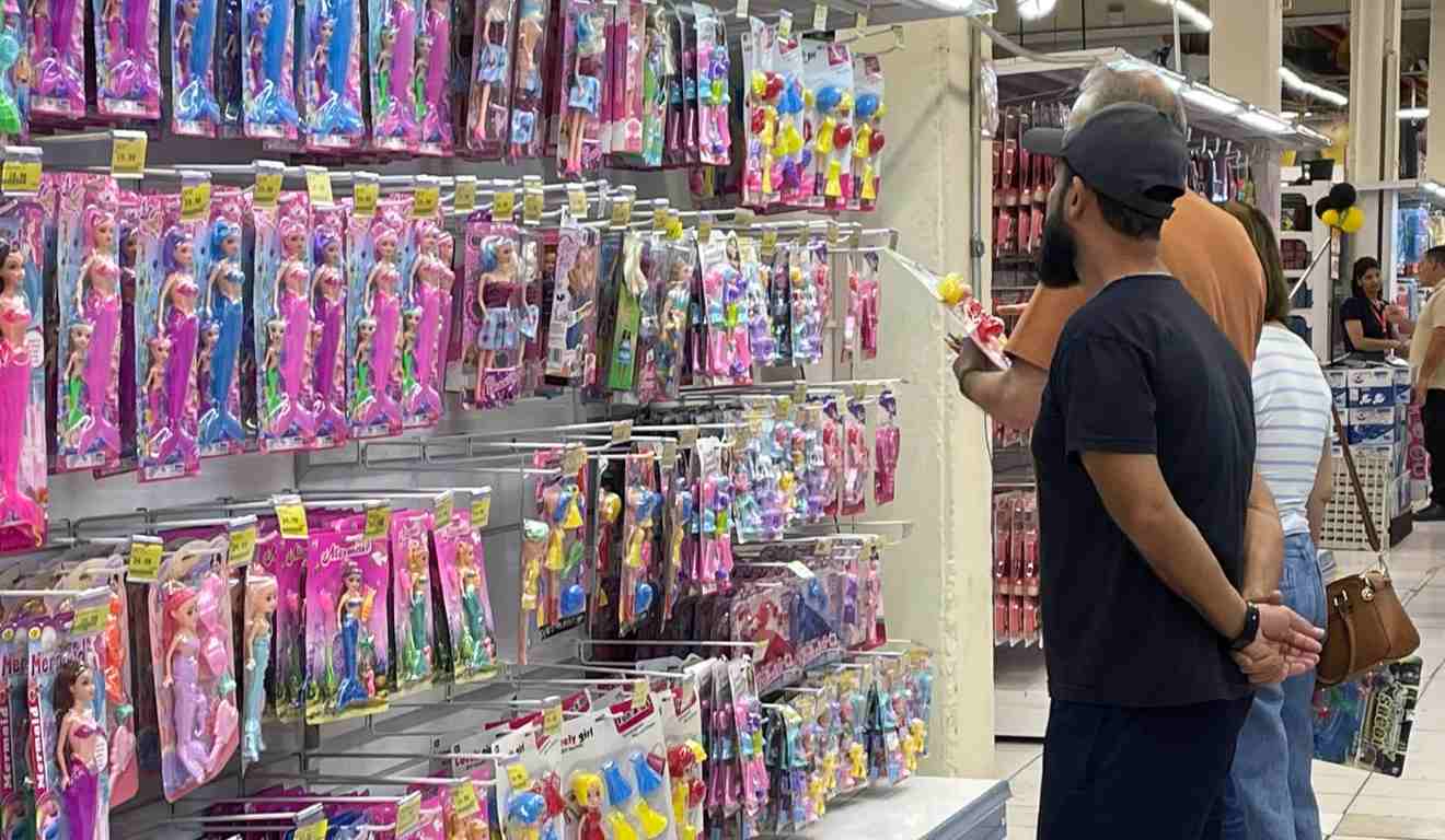 Clientes em loja de brinquedos