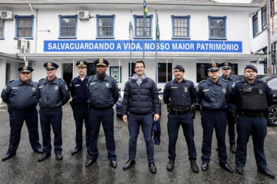 Prefeito Eduardo Pimentel com guardas municipais