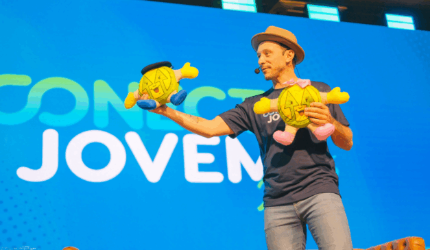 apresentador do conecta jovem no palco