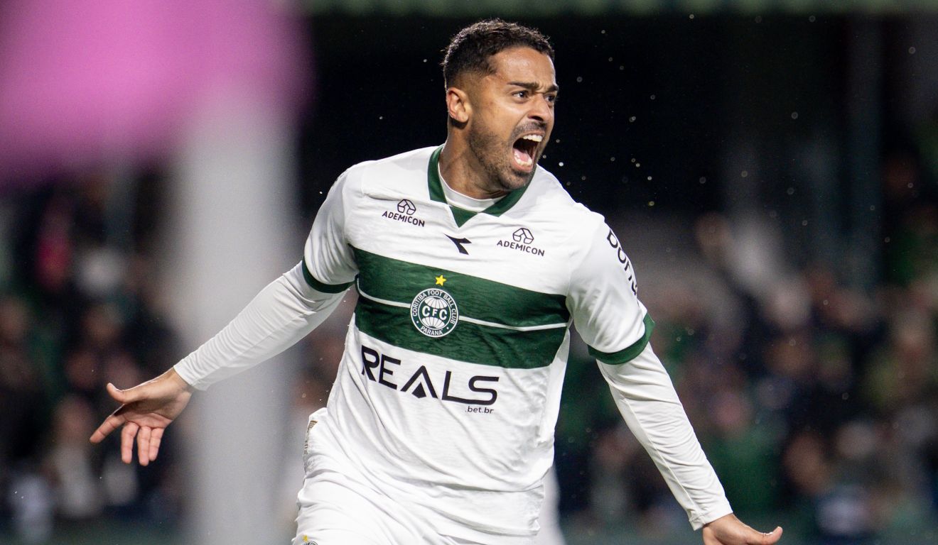 Dellatorre comemora o primeiro gol do Coritiba sobre o Atlético-GO.