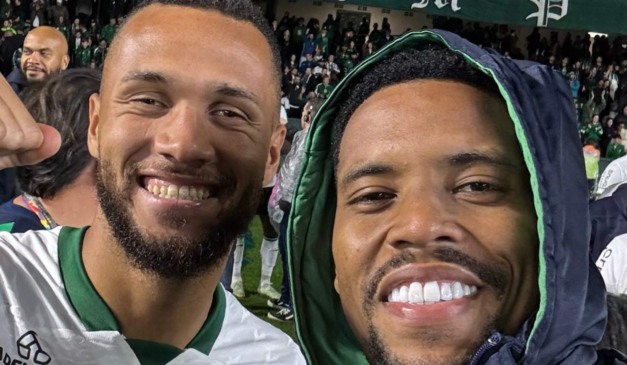 Gustavo Coutinho e Iury Castilho comemoram muito a vitória do Coritiba após o jogo.