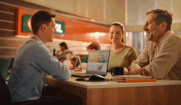 atendente da cresol conversando com clientes