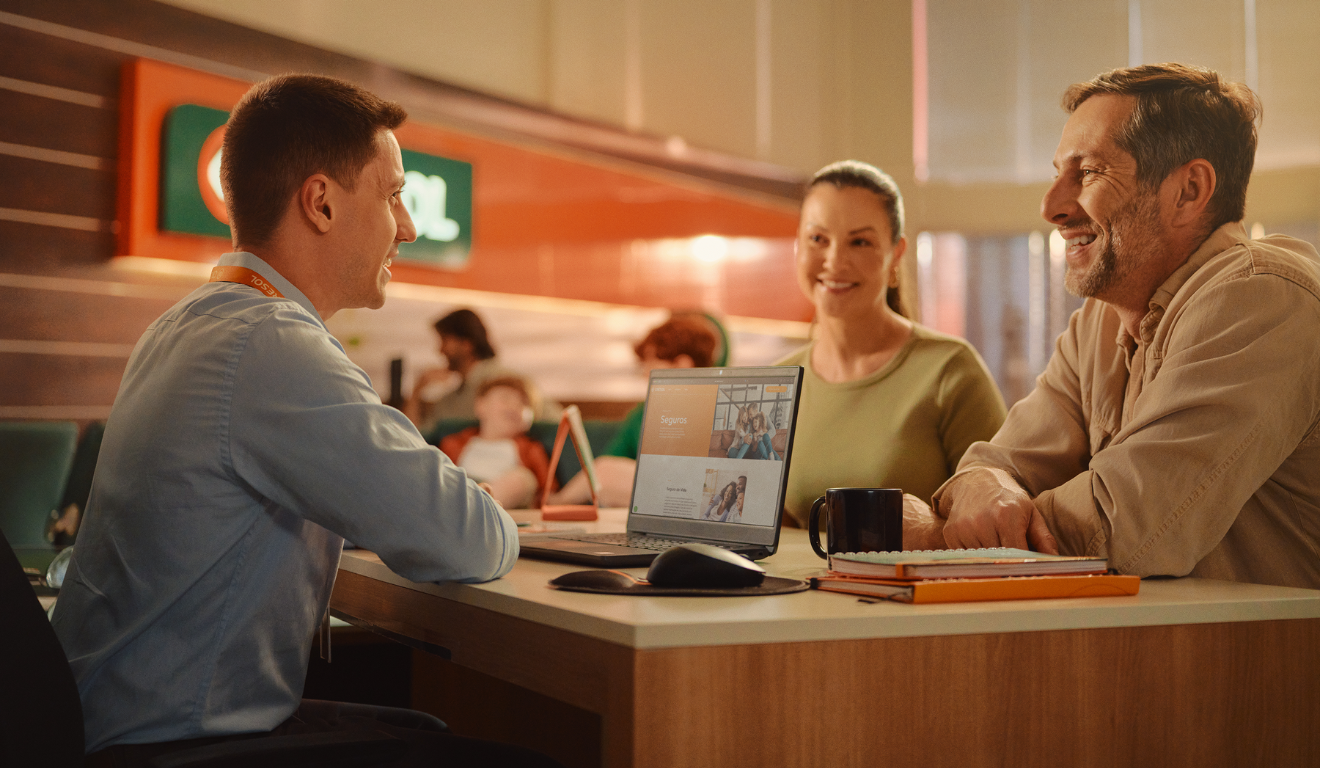 atendente da cresol conversando com clientes