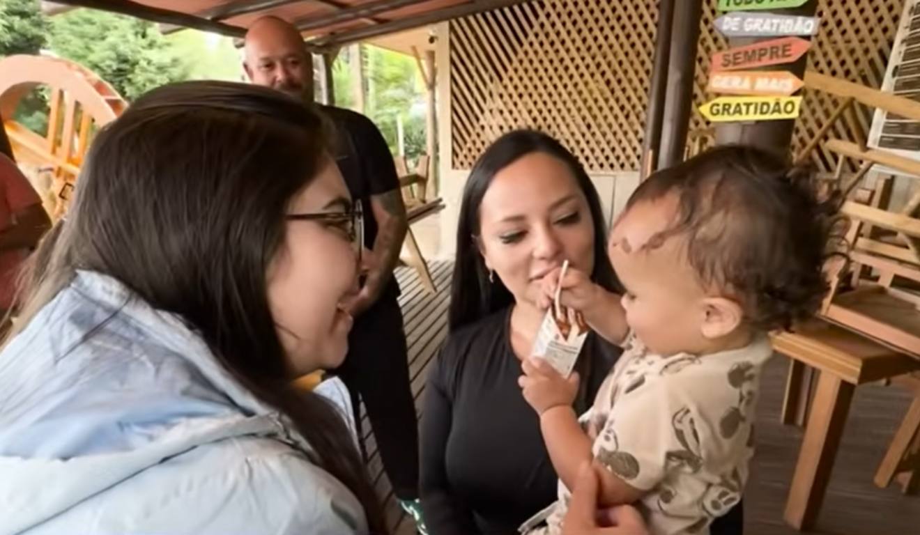 Reencontro entre a criança resgatada e as mulheres que salvaram a vida do menino