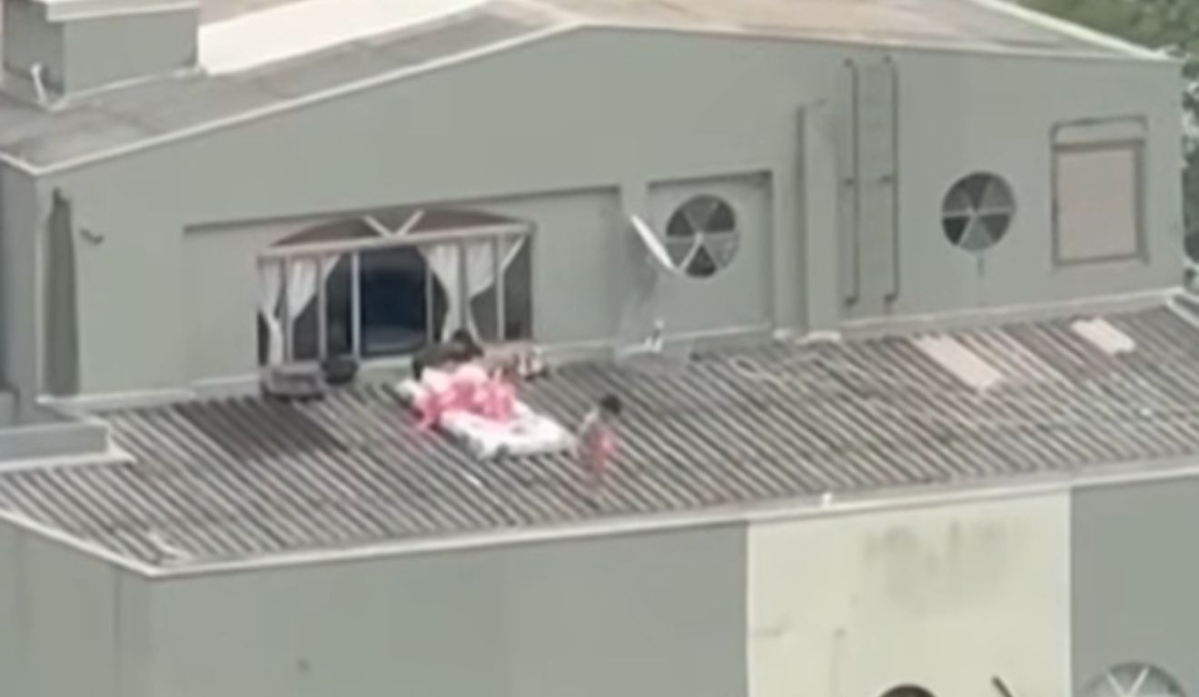 imagem das crianças brincando no telhado do prédio