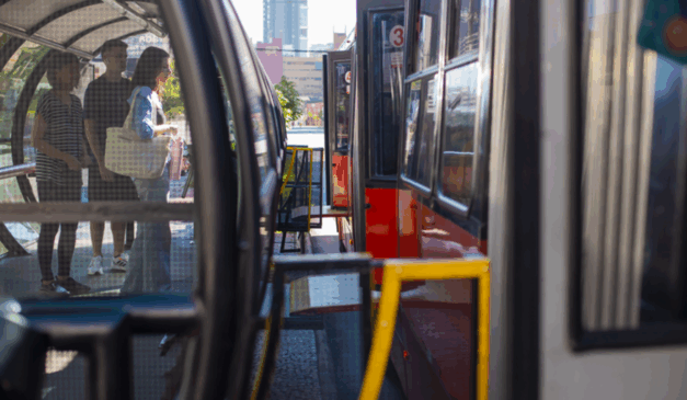Neste domingo, Curitiba terá reforço de linhas de ônibus para candidatos que realizarão provas do Enam e da Universidade Positivo. Na imagem, vemos um ônibus biarticulado de Curitiba, com as portas abertas em uma estação-tubo.
