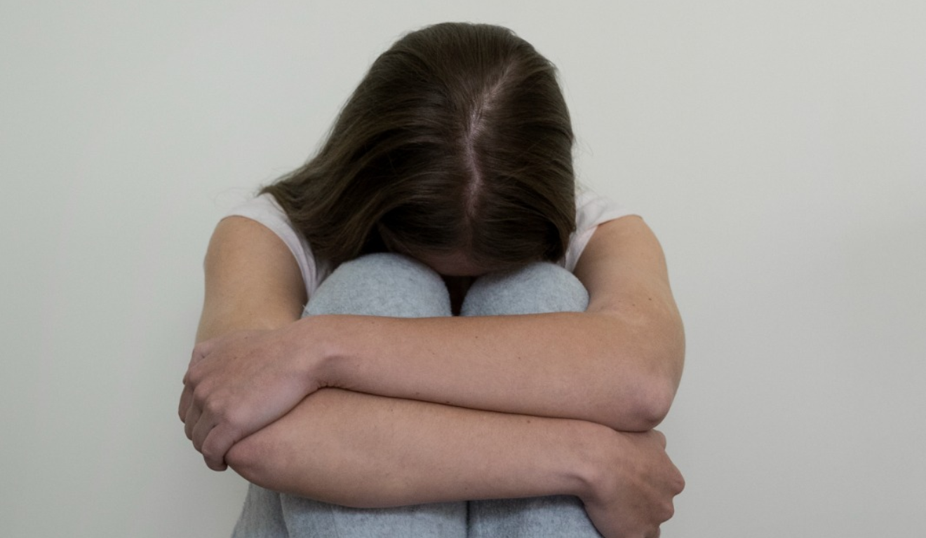 Uma adolescente foi mantida em cárcere privado pelo ex-namorado em Curitiba. Na imagem ilustrativa, vemos uma mulher chorando.