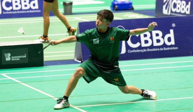 Curitibano Davi Assumpção jogando badminton
