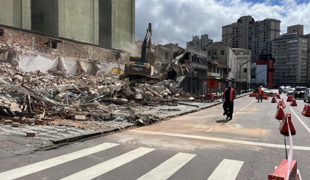 demolição após a desapropriação na Nestor de Castro
