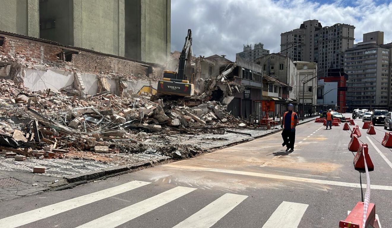 demolição após a desapropriação na Nestor de Castro