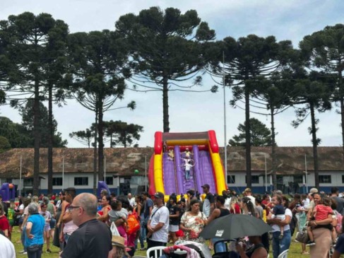 Festa do dia das crianças em frente ao quartel do boqueirão organizada pelo grupo ric