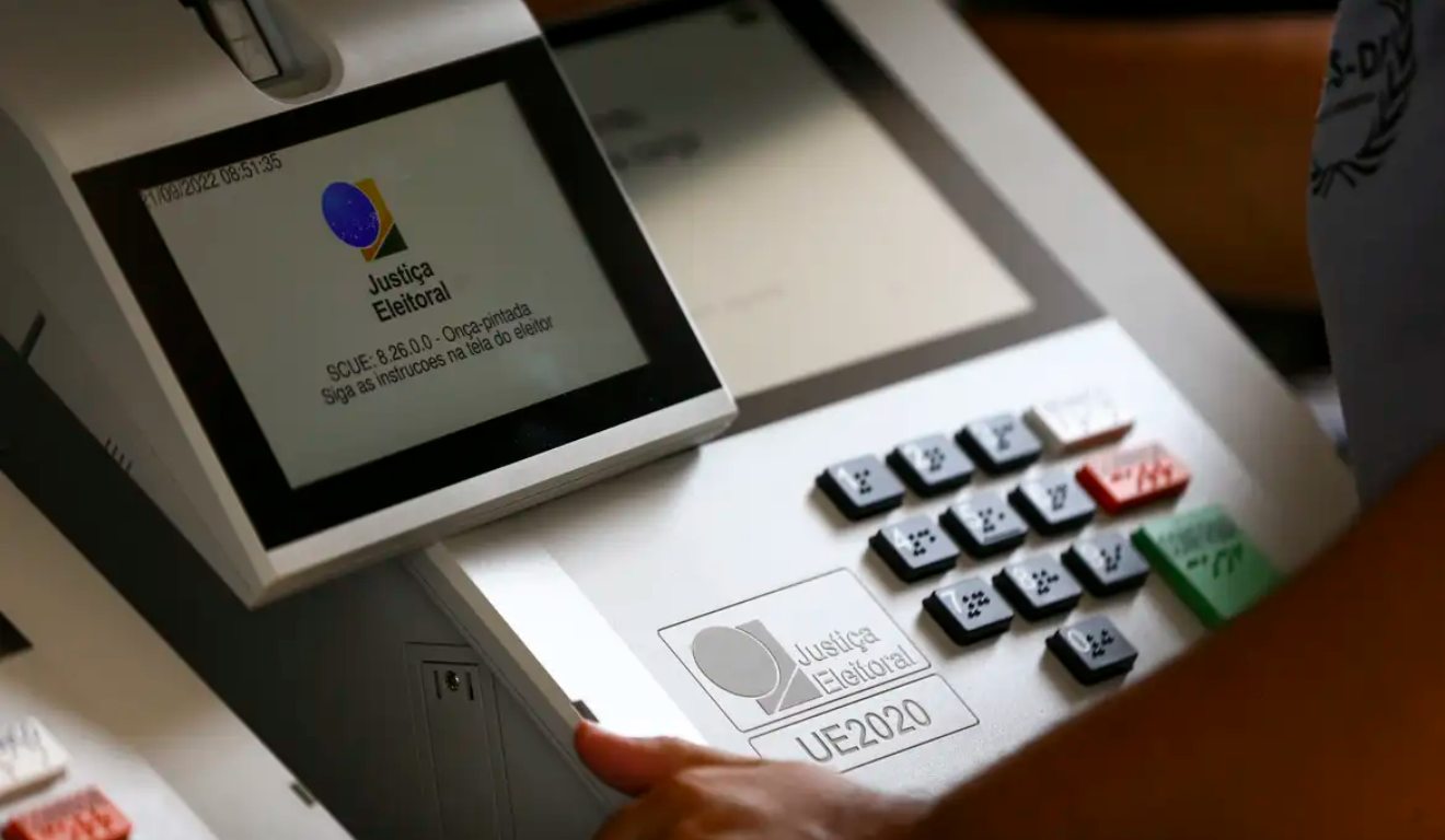 cabine de votação com urna