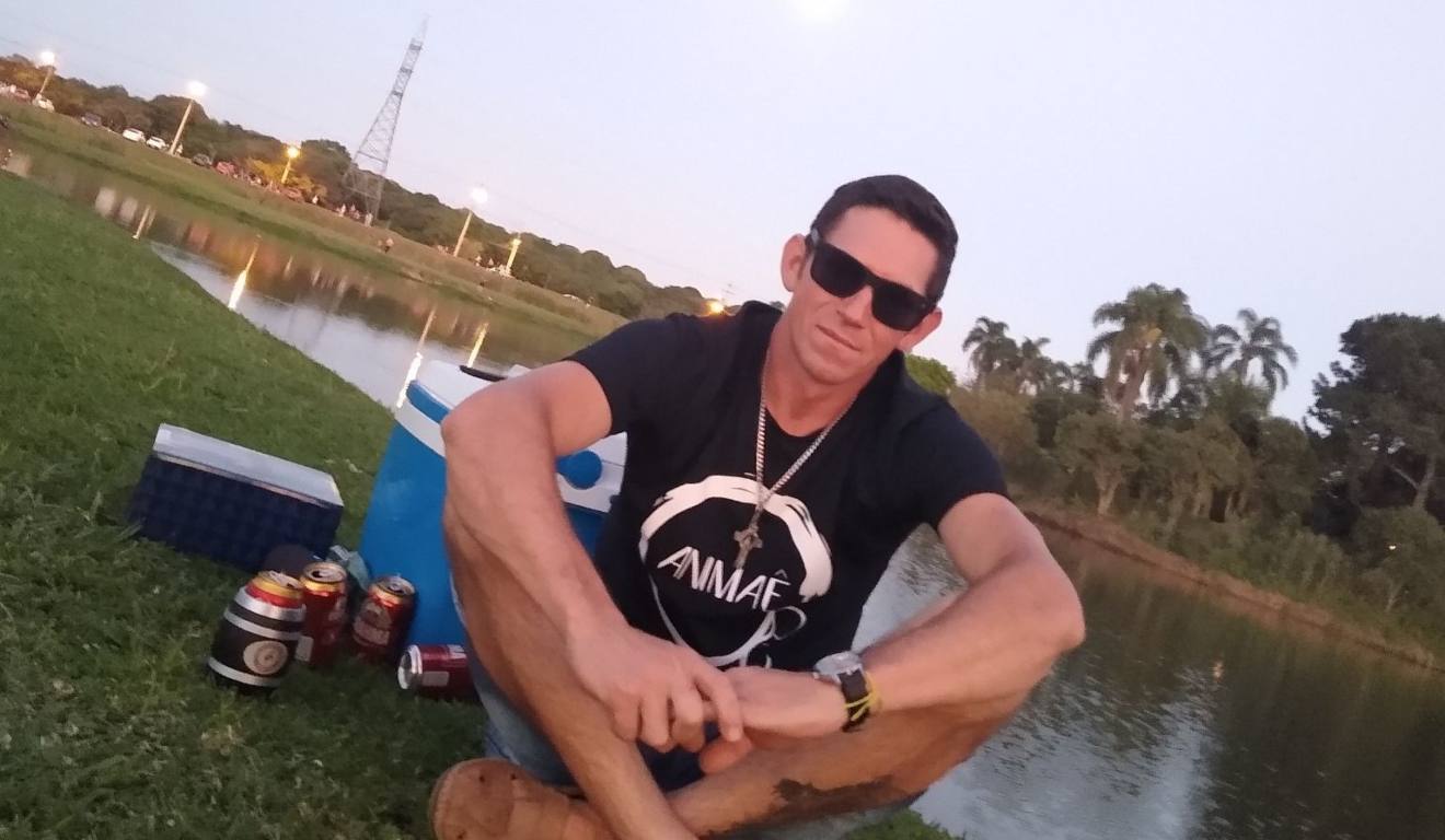 Empresário Gilmar Cremona sentado em um parque em São José dos Pinhais