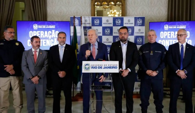 Membros do governo federal e fo governo do RIo de Janeiro durante anúncio do escritório emergencial