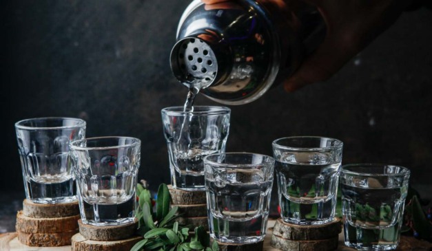 Bebida alcoolica sendo colocada em copos