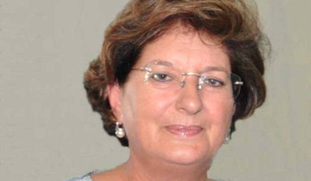 Beti Pavi - ex-prefeita de Colombo - que está inelegível sorrindo