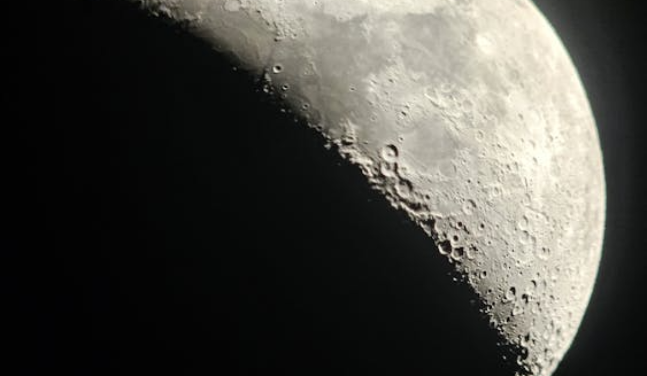 Imagem ilustrativa da lua crescente.