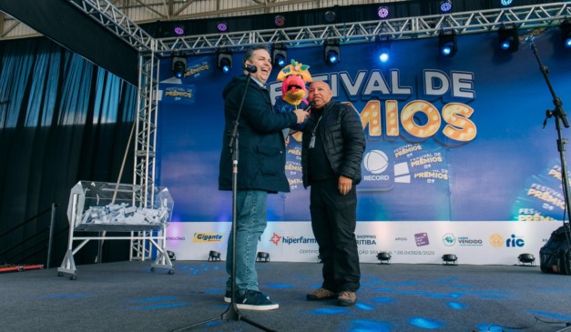 na foto, matheus furlan e gilson, apresentadores da Ric RECORD